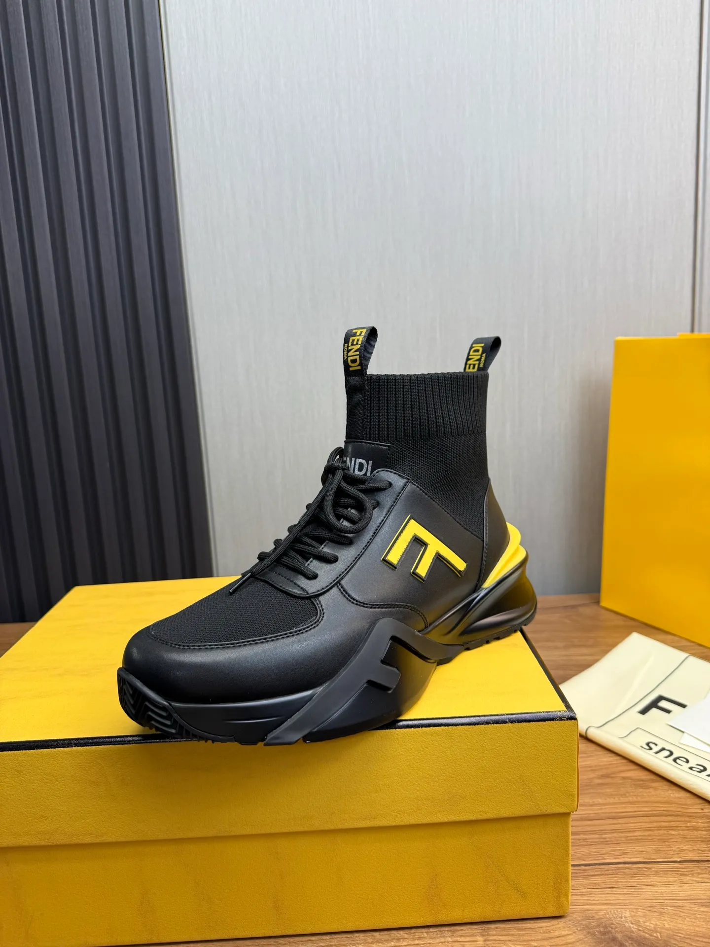 Men's men's shoes 💰560💰 Fendi [Fendi] hot style is on the market 🔥Fashionable casual men's shoes 🔱 Made of original brand fly knit fabric. Original cowhide + breathable mesh lining + sheepskin feet. Perfect shape and top quality, you deserve it 🔜Original rubber outsole, ultra-light, non-slip and wear-resistant 👣 Standard size 38-44